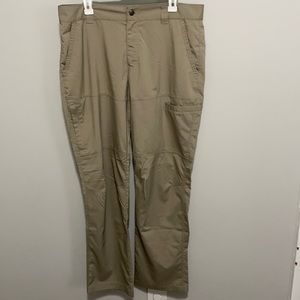 Columbia UV Protection Omni Shade khakis! LIKE NEW! ✨✨ Size 36x32L